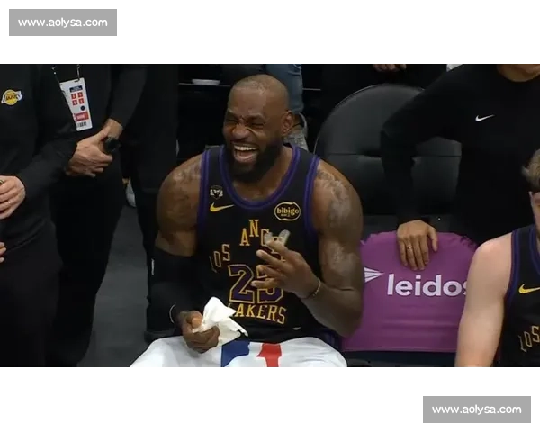 詹姆斯转发布朗尼扣篮训练：父子齐力见证成长！